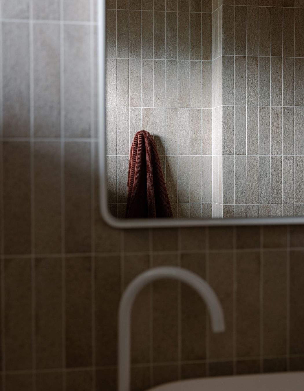 Whananaki Beach Retreat / Alex Walls, Walls Studio / Ensuite Walls: Fornace Argilla Naturale 60x240mm