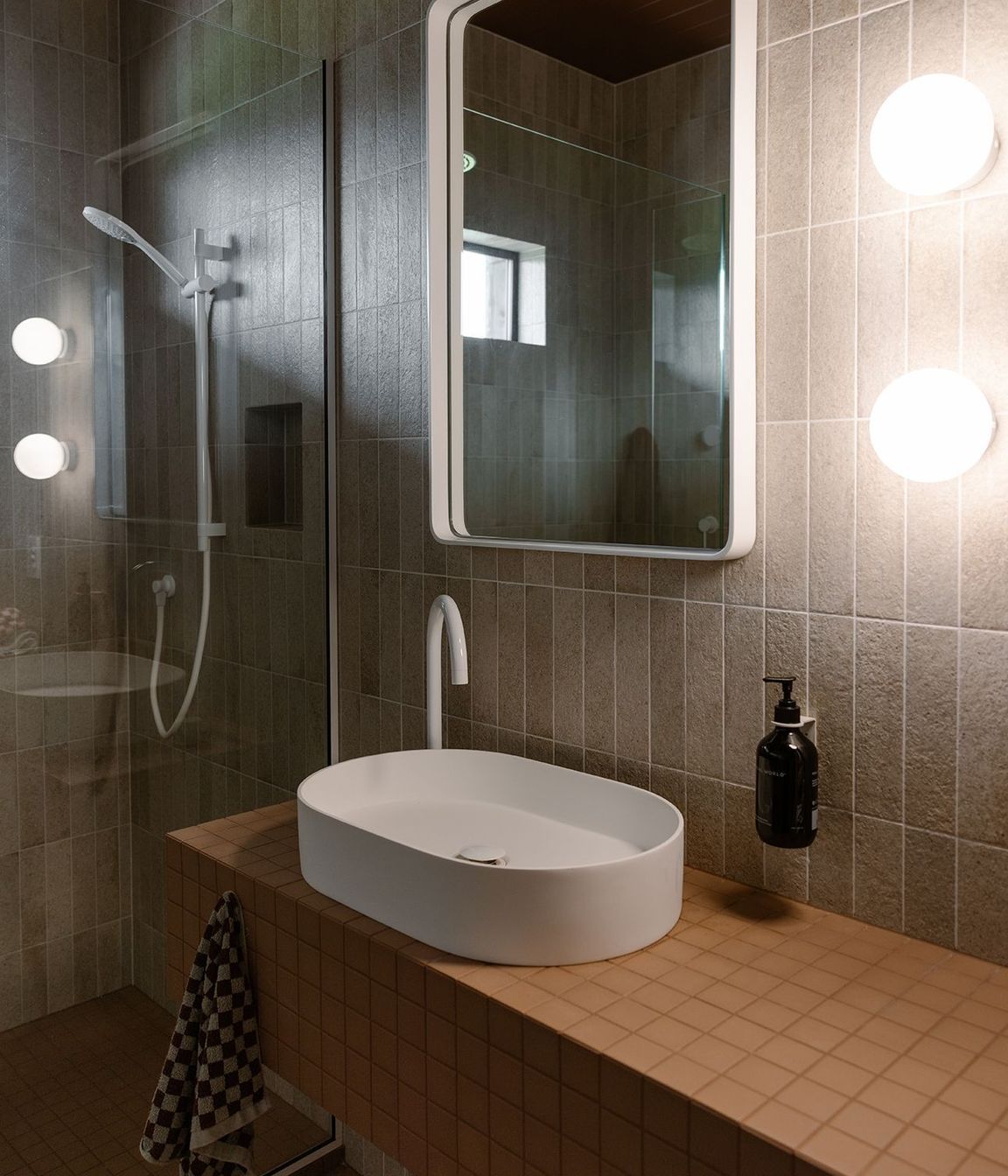 Whananaki Beach Retreat / Alex Walls, Walls Studio / Ensuite Walls: Fornace Argilla Naturale 60x240mm Custom Vanity and floor : Terra Cappi Mosaic
