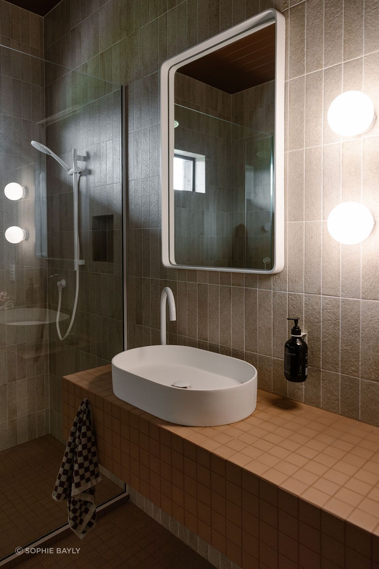 Whananaki Beach Retreat / Alex Walls, Walls Studio / Ensuite Walls: Fornace Argilla Naturale 60x240mm Custom Vanity and floor : Terra Cappi Mosaic