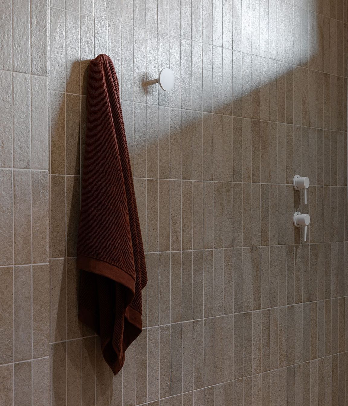 Whananaki Beach Retreat / Alex Walls, Walls Studio / Ensuite Walls: Fornace Argilla Naturale 60x240mm Custom Vanity and floor : Terra Cappi Mosaic