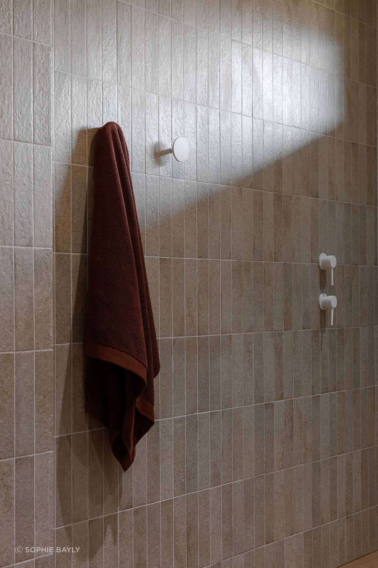 Whananaki Beach Retreat / Alex Walls, Walls Studio / Ensuite Walls: Fornace Argilla Naturale 60x240mm Custom Vanity and floor : Terra Cappi Mosaic