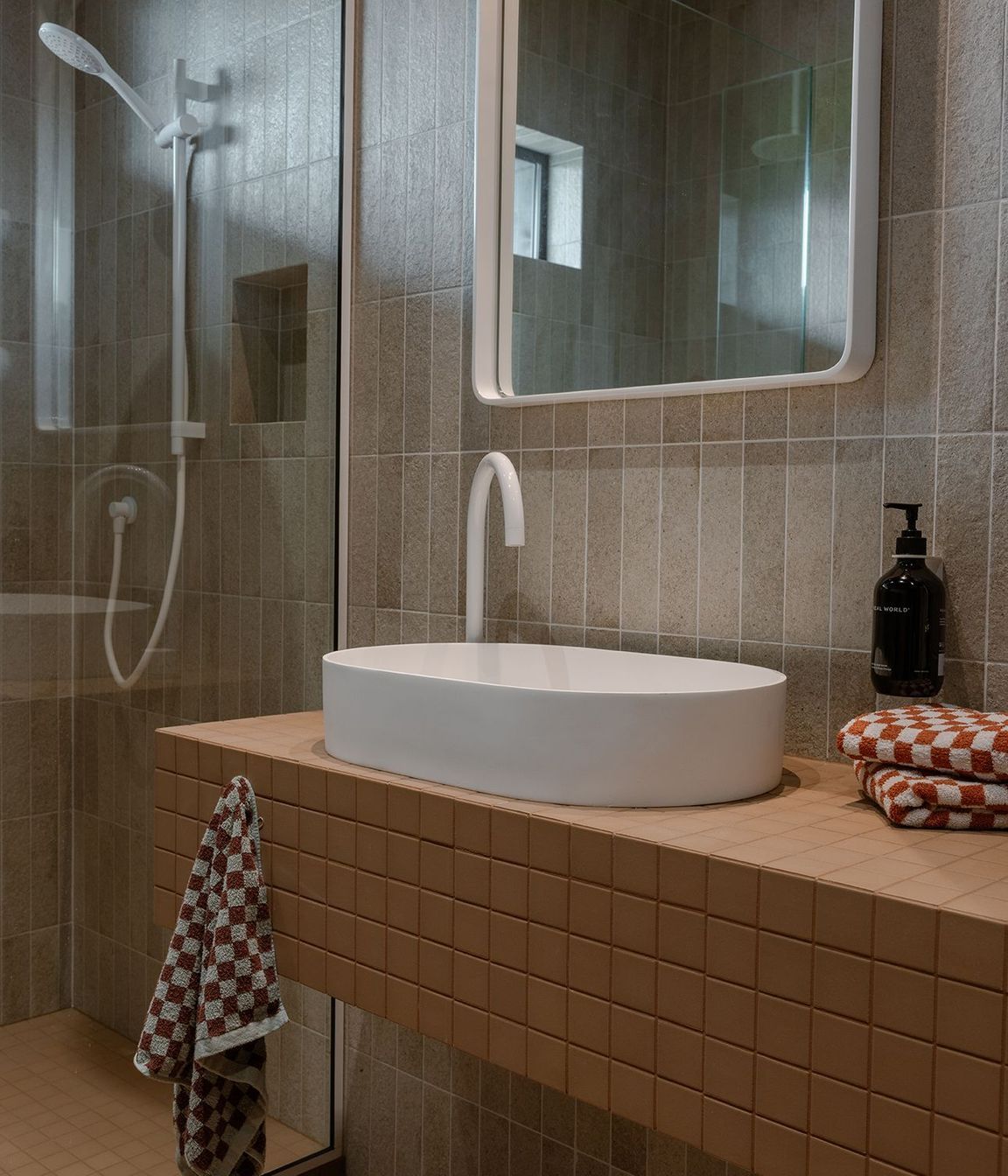 Whananaki Beach Retreat / Alex Walls, Walls Studio / Ensuite Walls: Fornace Argilla Naturale 60x240mm Custom Vanity and floor : Terra Cappi Mosaic