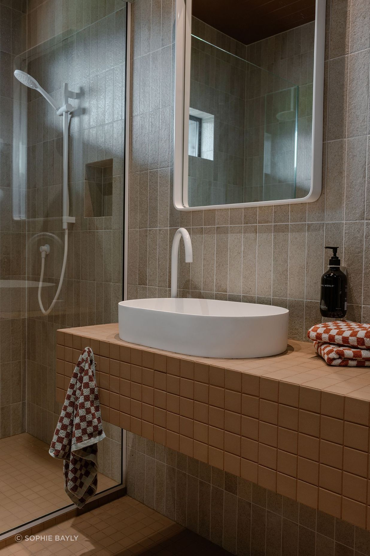 Whananaki Beach Retreat / Alex Walls, Walls Studio / Ensuite Walls: Fornace Argilla Naturale 60x240mm Custom Vanity and floor : Terra Cappi Mosaic