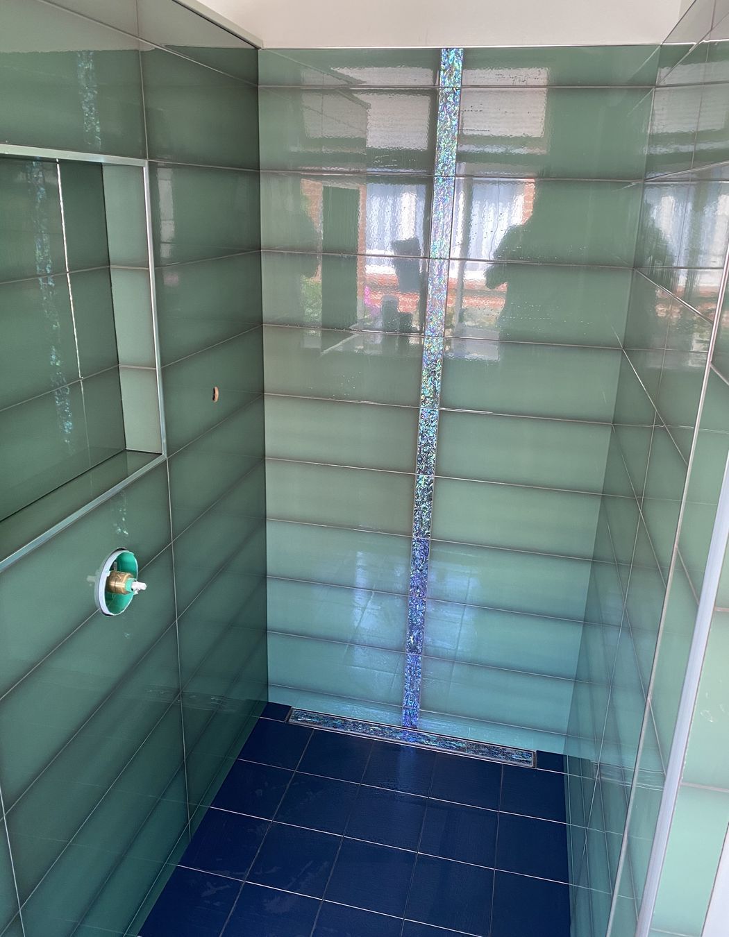 Tiled shower walls & floor