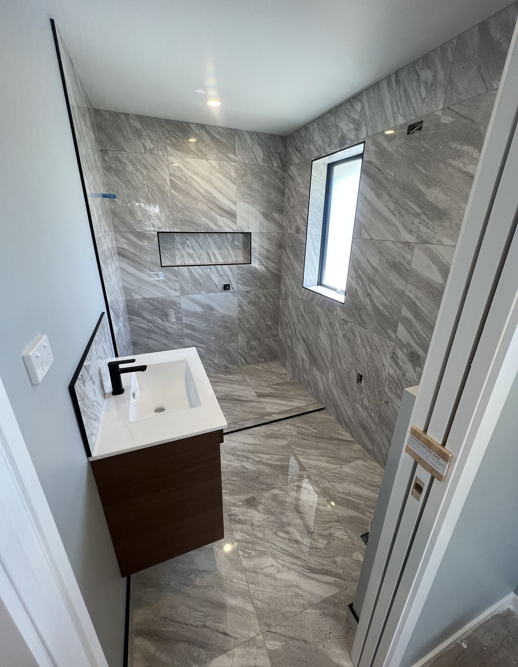 Tiled bathroom floor & shower walls