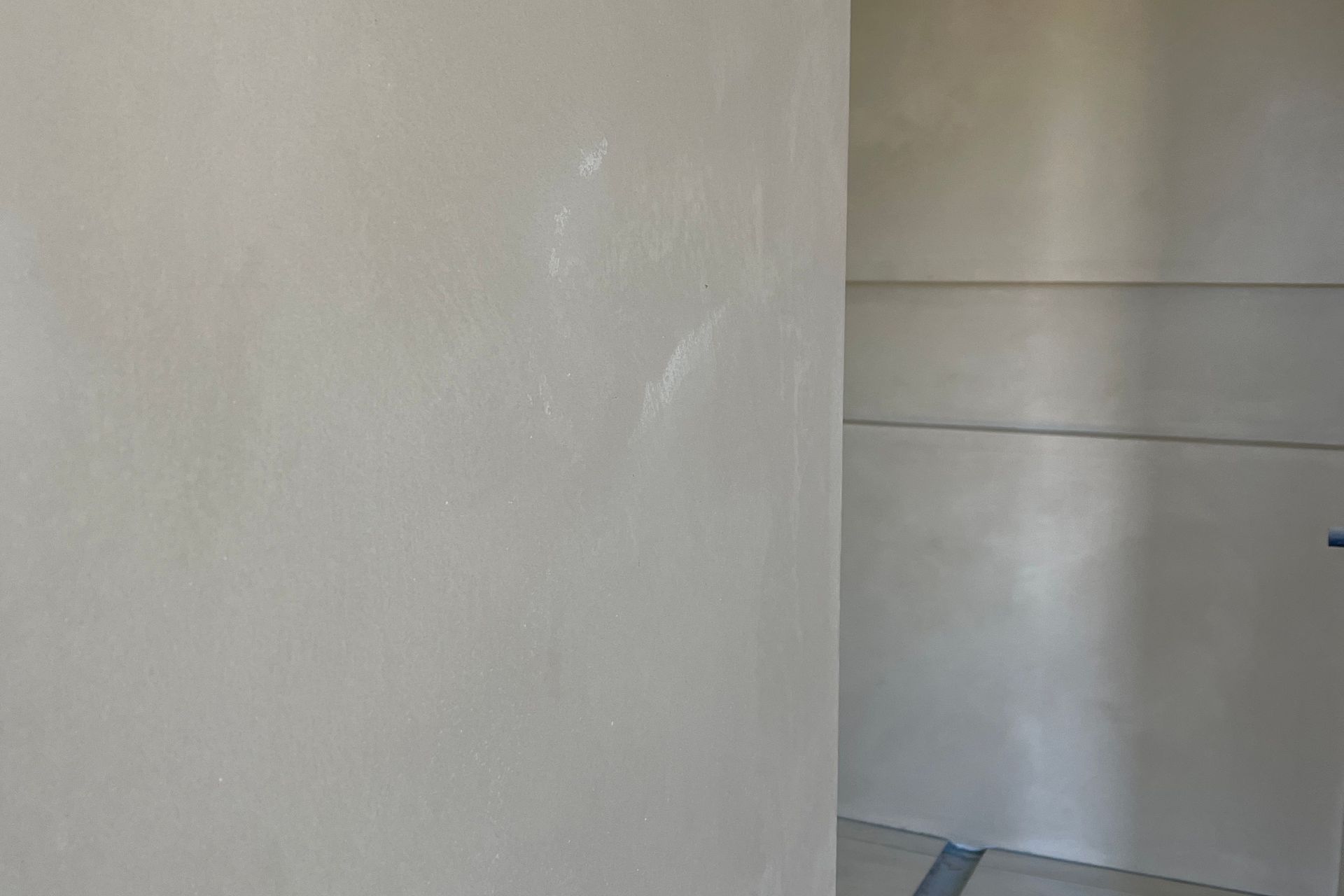 Bathroom, Pietra Levigata