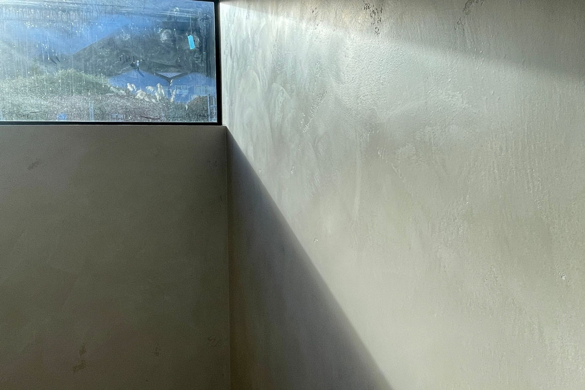 Bathroom, Pietra Levigata