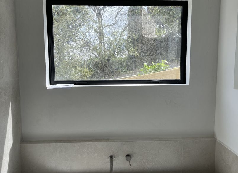 Yeso Resistone microcement bathroom wall