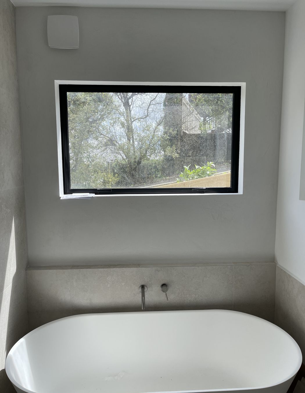 Yeso Resistone microcement seamless bathroom