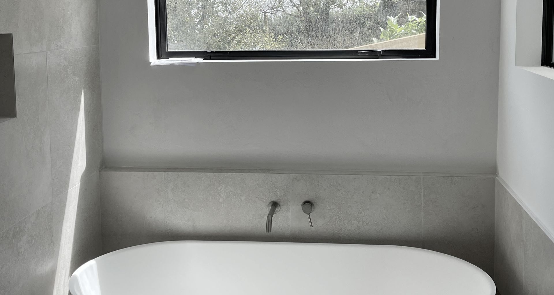 Yeso Resistone microcement bathroom wall banner