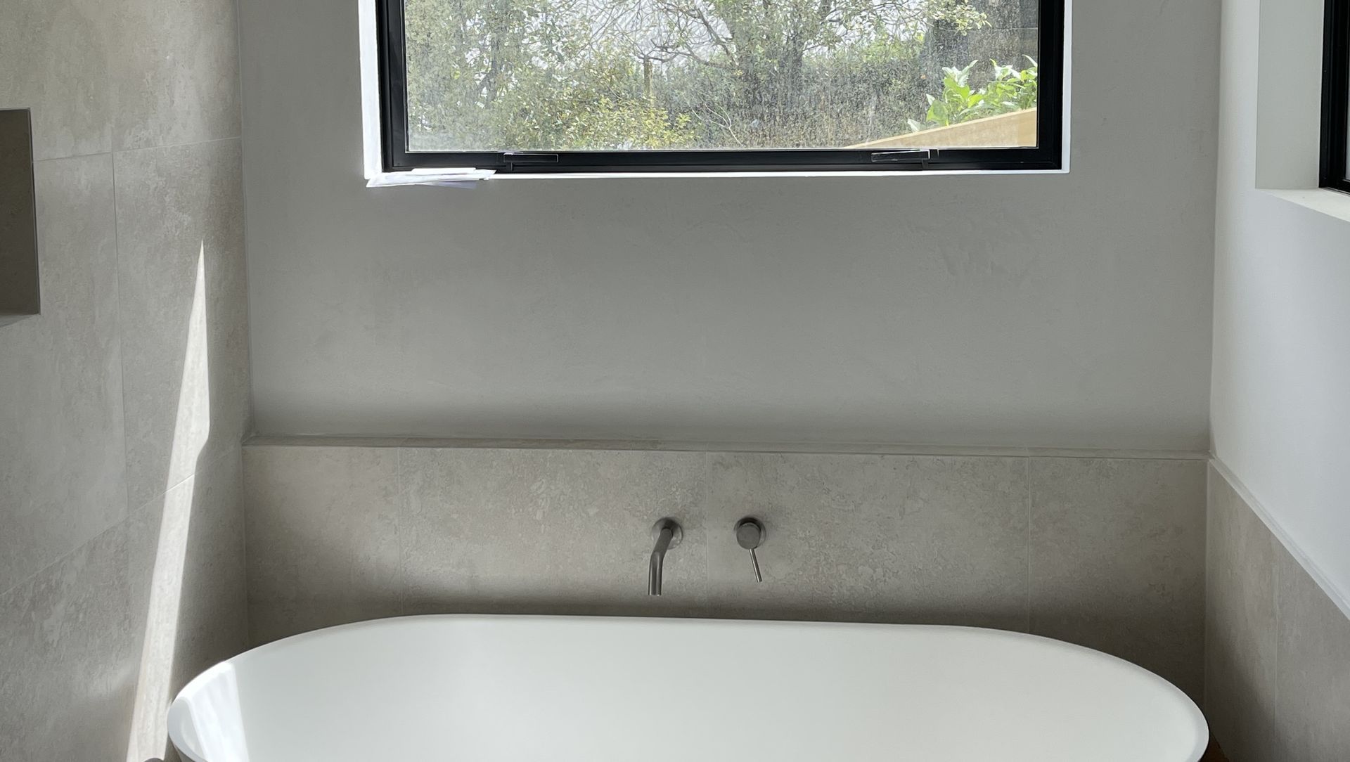 Yeso Resistone microcement bathroom wall banner