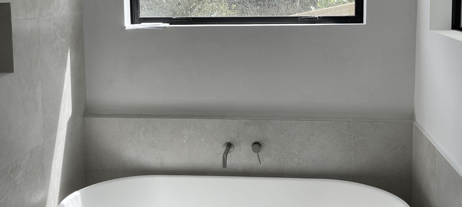 Yeso Resistone microcement bathroom wall banner