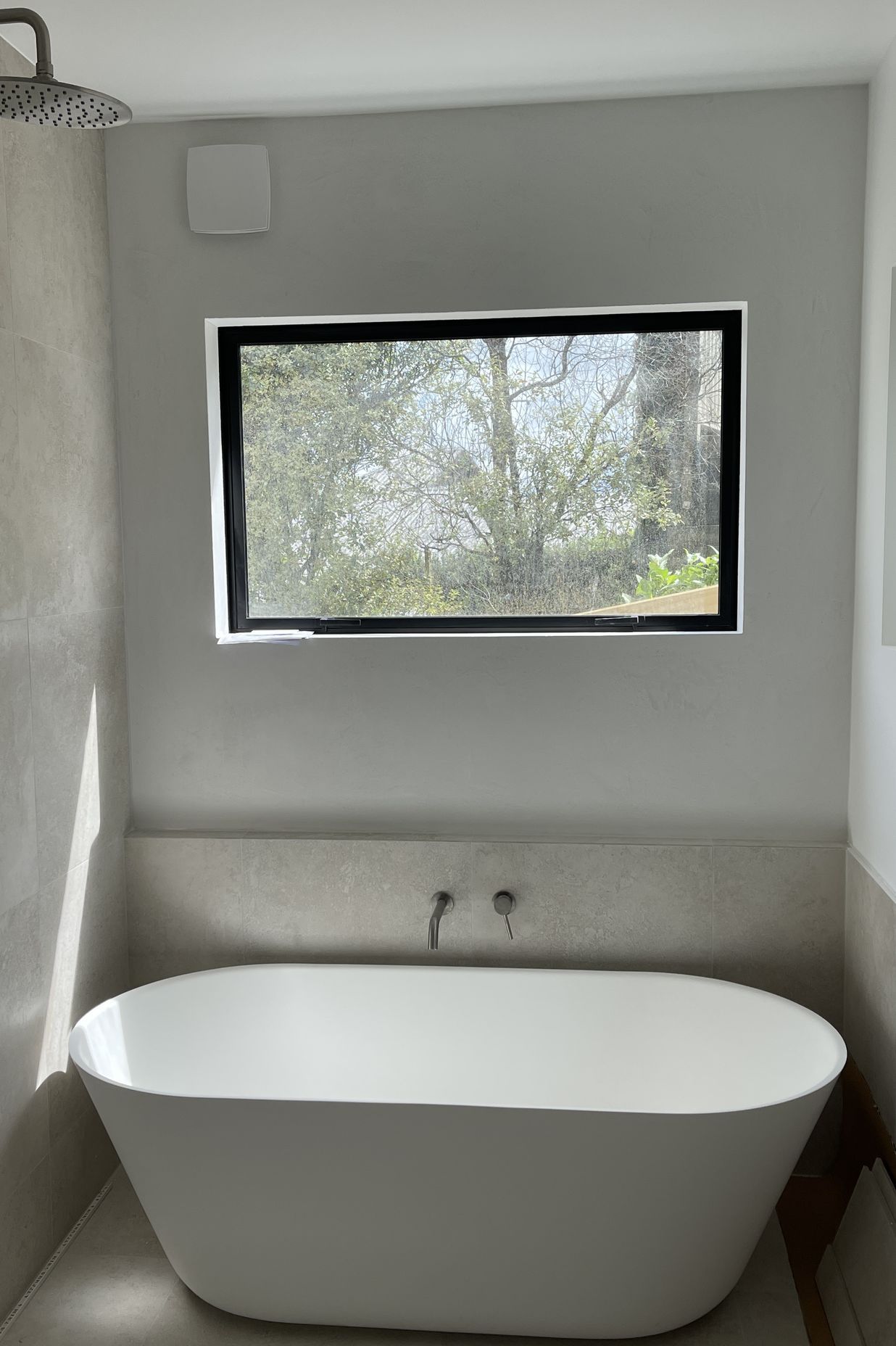 Yeso Resistone microcement seamless bathroom