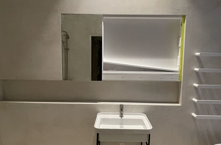 Yeso Resistone microcement seamless bathroom