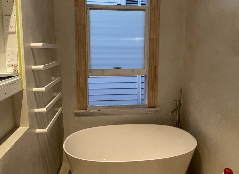 Yeso Resistone microcement seamless bathroom