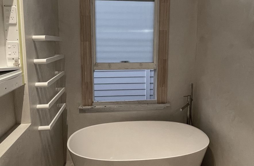 Yeso Resistone microcement seamless bathroom