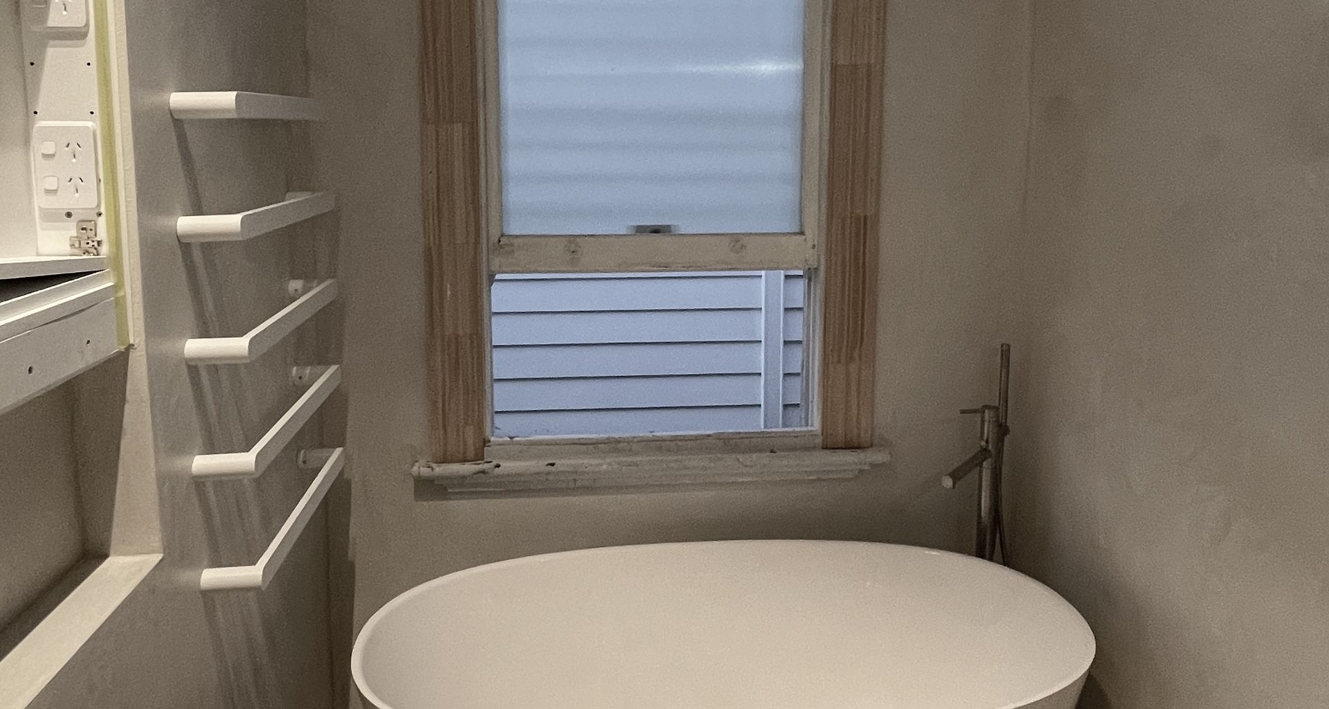 Yeso Resistone microcement seamless bathroom banner