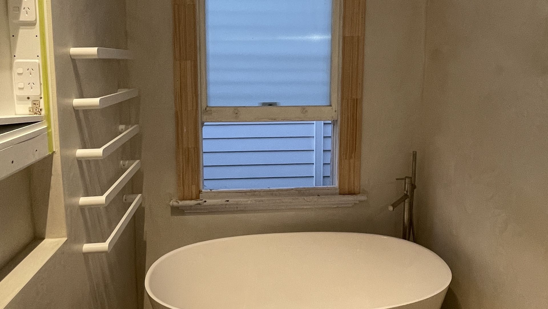 Yeso Resistone microcement seamless bathroom banner