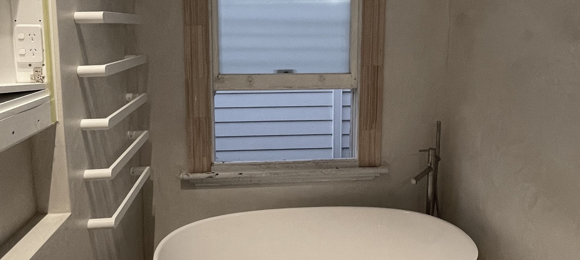 Yeso Resistone microcement seamless bathroom banner
