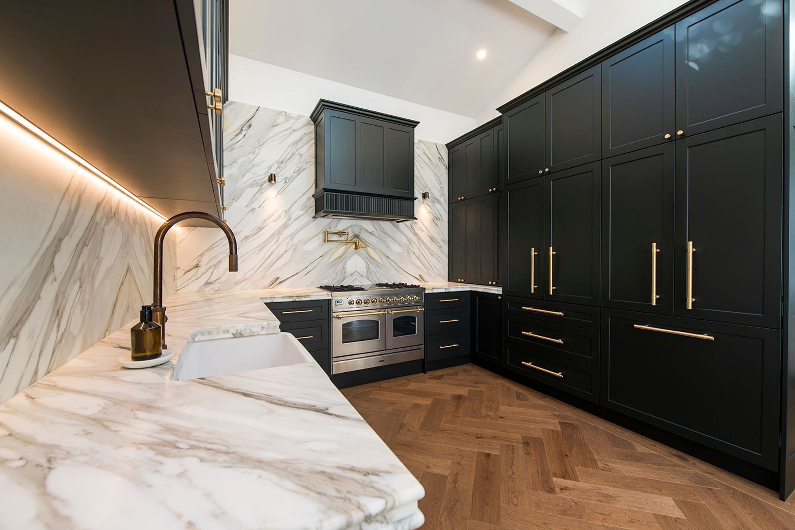 Modern-luxury-kitchen-renovation-sydney-black-cabinetry-calacatta-stone-ilve-oven-fisher-paykel-vintec-bosch-03.jpg