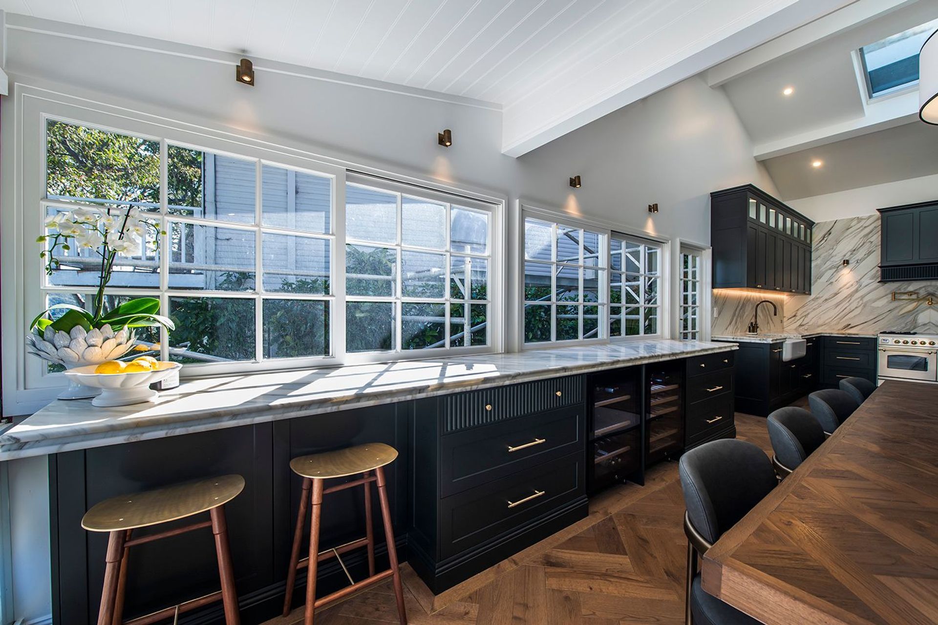Modern-luxury-kitchen-renovation-sydney-black-cabinetry-calacatta-stone-ilve-oven-fisher-paykel-vintec-bosch-09.jpg
