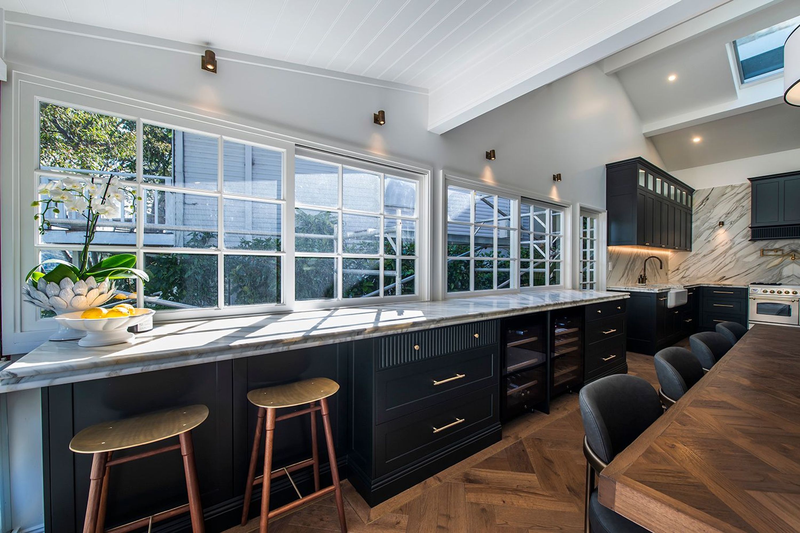 Modern-luxury-kitchen-renovation-sydney-black-cabinetry-calacatta-stone-ilve-oven-fisher-paykel-vintec-bosch-09.jpg
