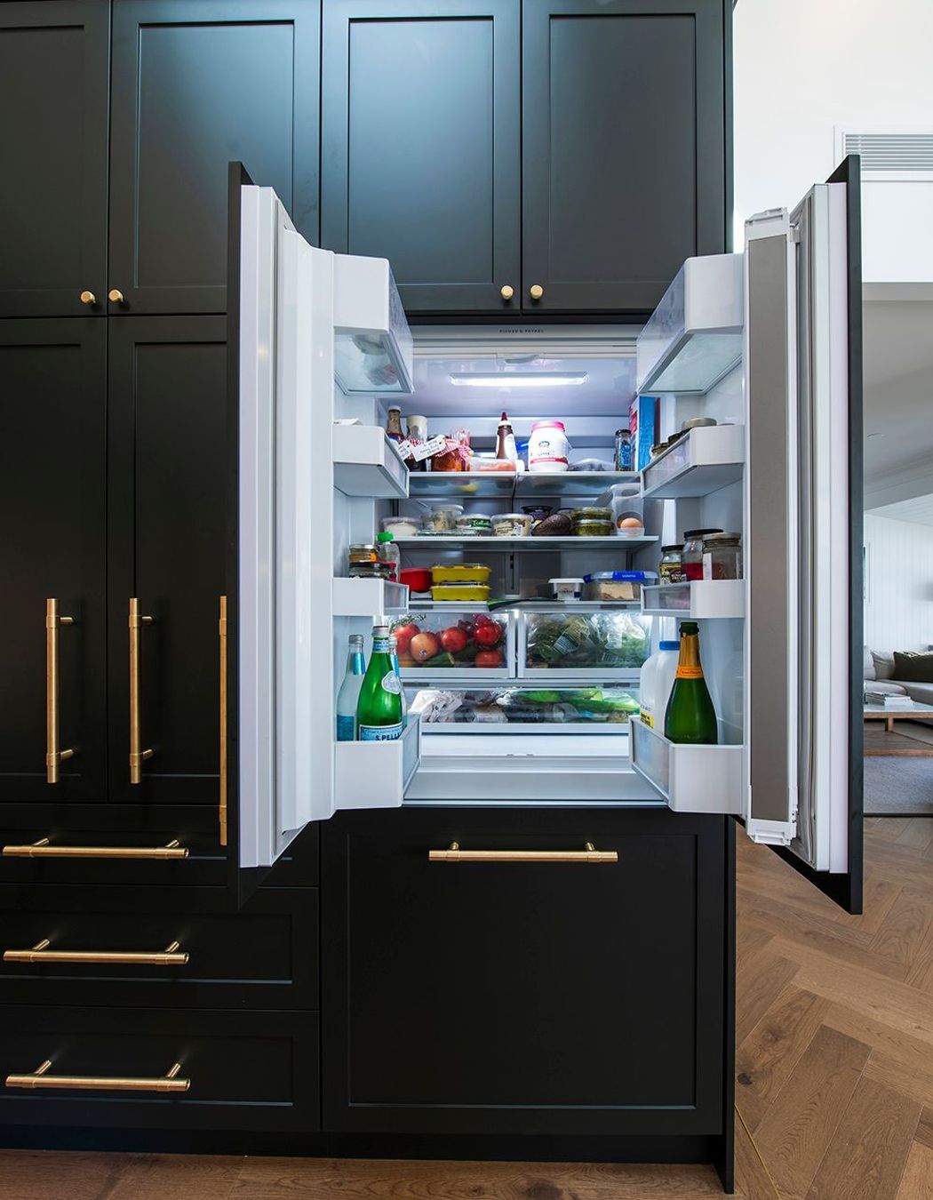 Modern-luxury-kitchen-renovation-sydney-black-cabinetry-calacatta-stone-ilve-oven-fisher-paykel-vintec-bosch-27.jpg