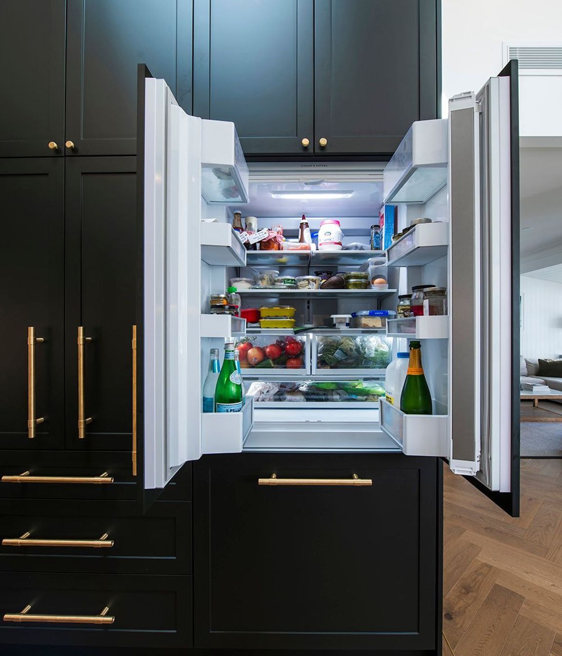 Modern-luxury-kitchen-renovation-sydney-black-cabinetry-calacatta-stone-ilve-oven-fisher-paykel-vintec-bosch-27.jpg