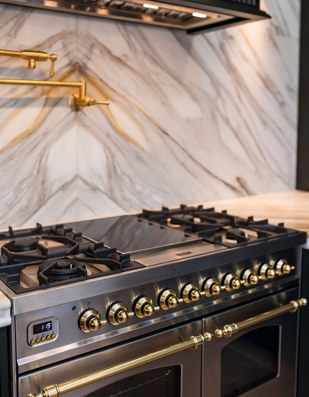Modern-luxury-kitchen-renovation-sydney-black-cabinetry-calacatta-stone-ilve-oven-fisher-paykel-vintec-bosch-36.jpg