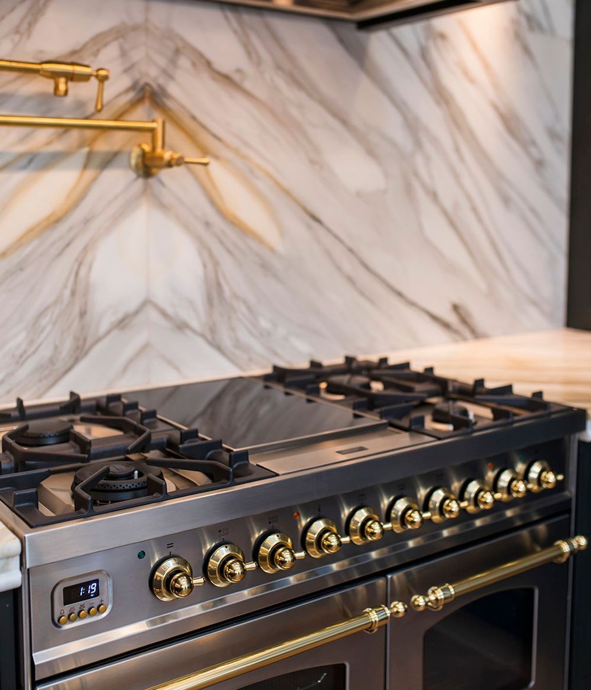 Modern-luxury-kitchen-renovation-sydney-black-cabinetry-calacatta-stone-ilve-oven-fisher-paykel-vintec-bosch-36.jpg