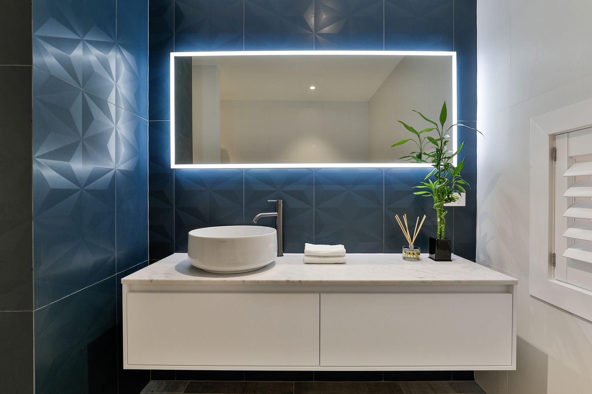 4D Diamond Deep Blue 400x800mm with Victoria Gypsum White 400x800mm