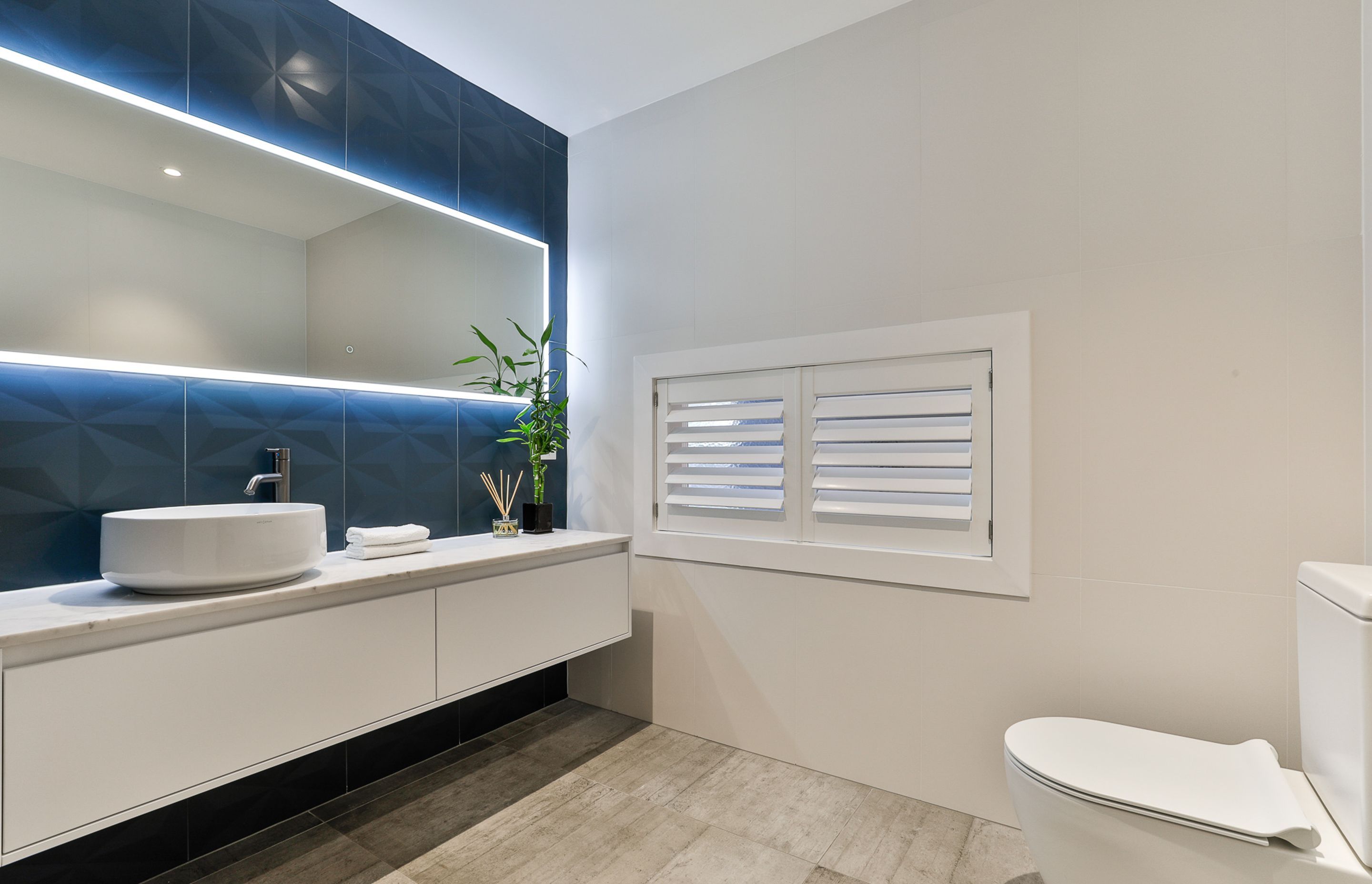 4D Diamond Deep Blue 400x800mm with Victoria Gypsum White 400x800mm and Industry Grigio 600x600mm floor
