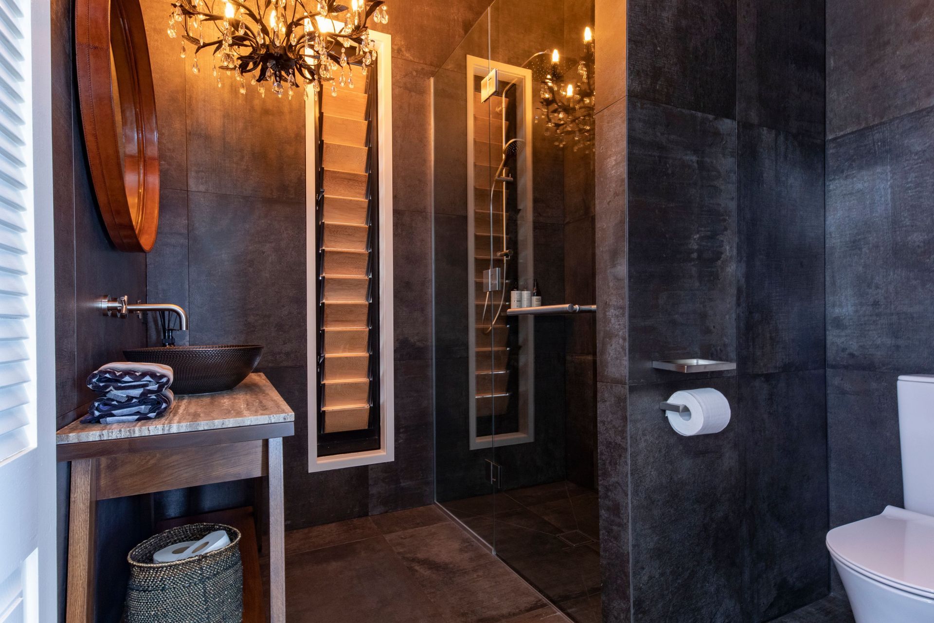 Piha Road : Main Bathroom