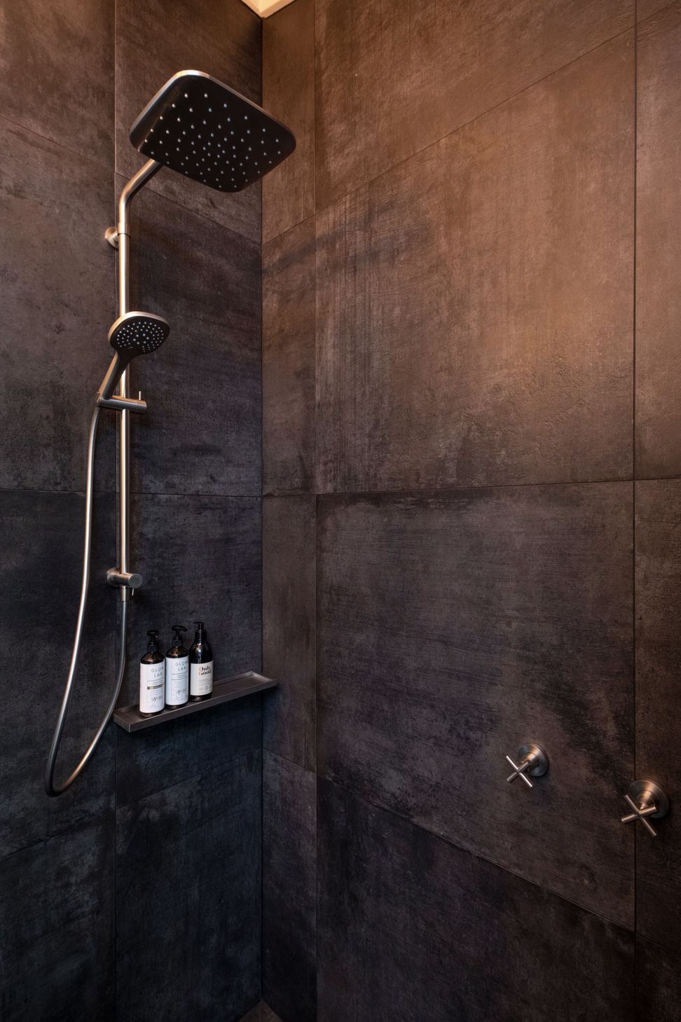 Piha Road : Main Bathroom 