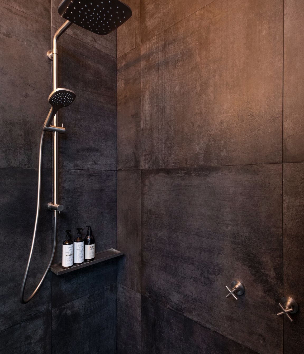Piha Road : Main Bathroom 