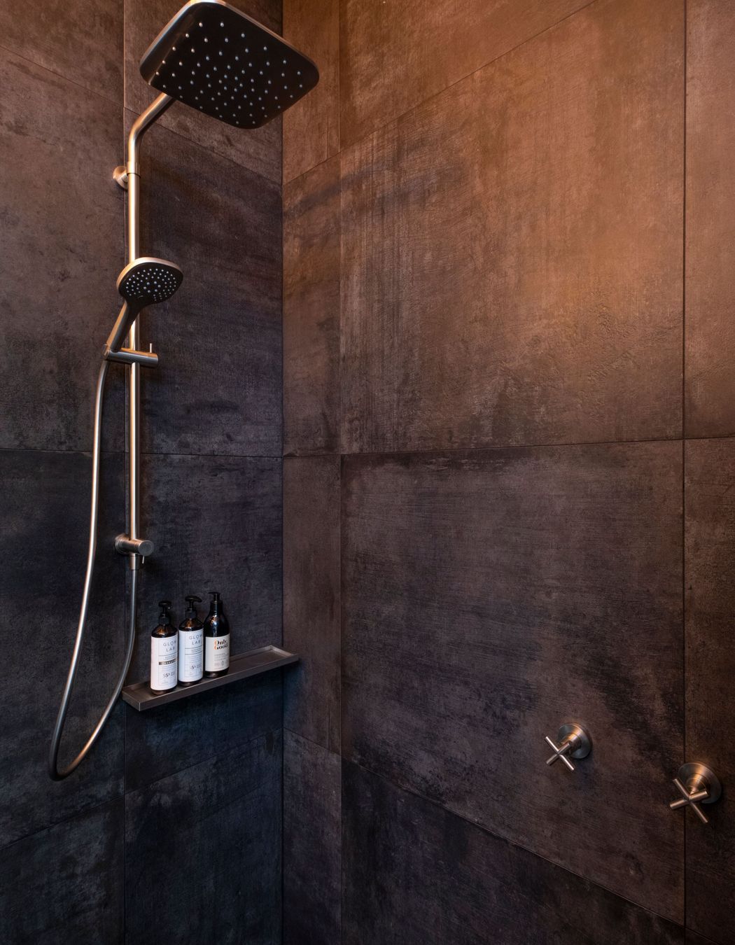 Piha Road : Main Bathroom