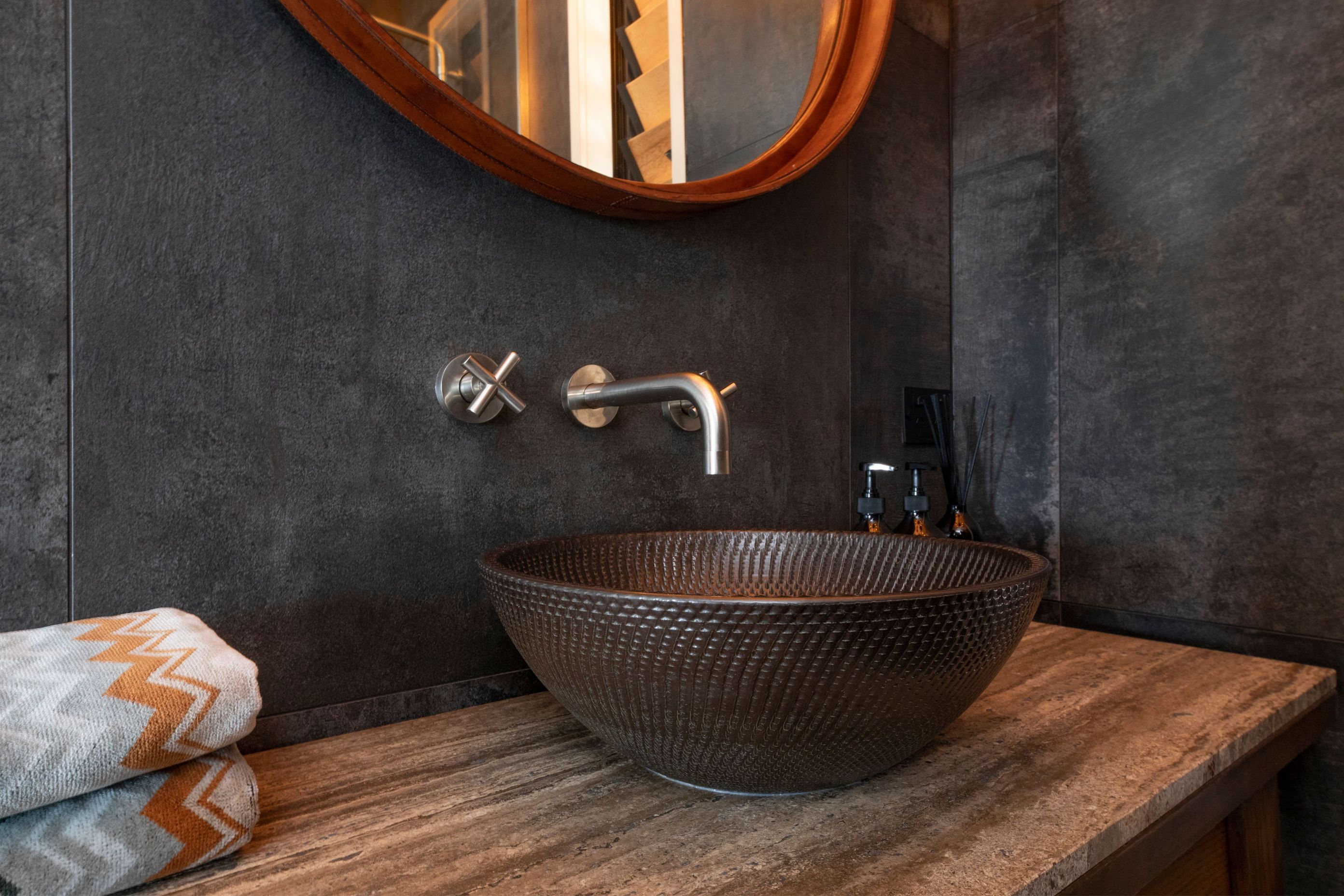 Piha Road : Main Bathroom 