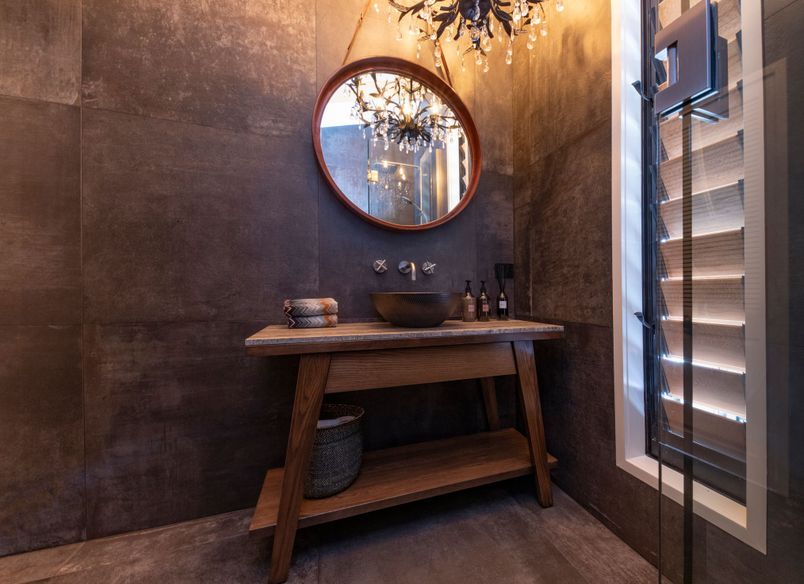 Piha Road : Main Bathroom 