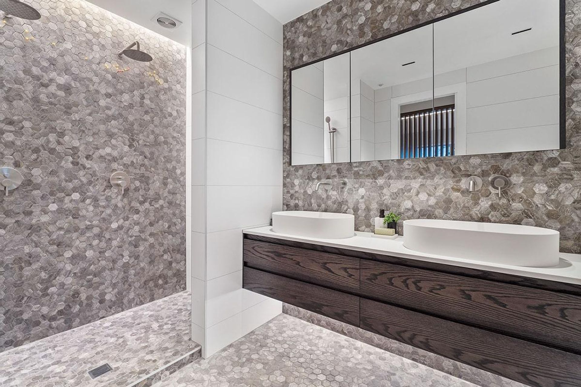 Tamaki Drive Residence