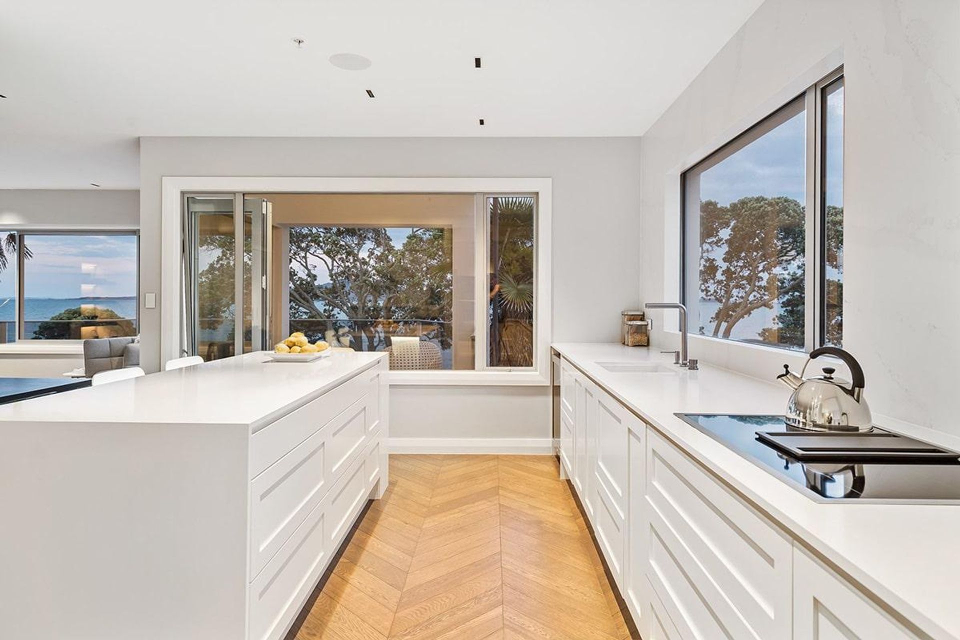 Tamaki Drive Residence