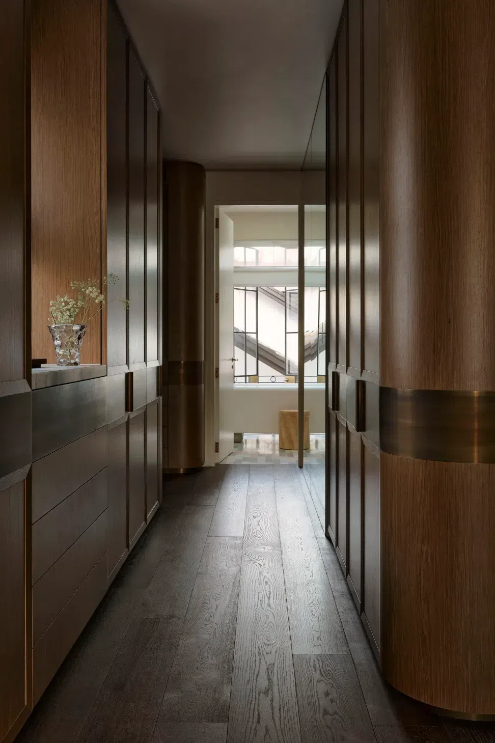 walk-in-wardrobe-queen-v5.webp