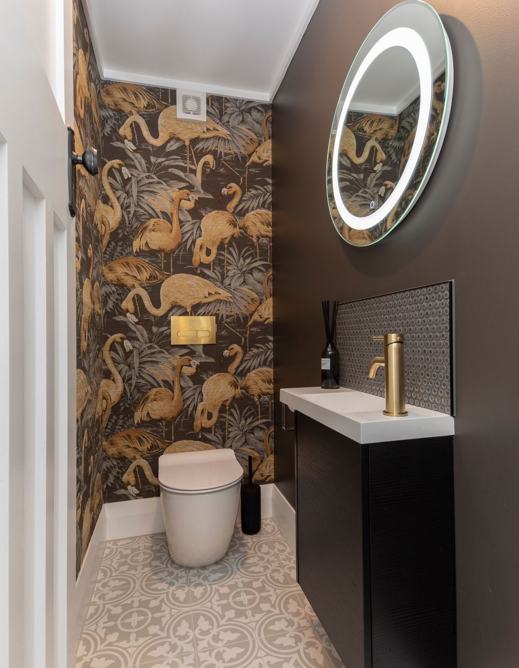 Warwick Ave : Bathroom and Toilet