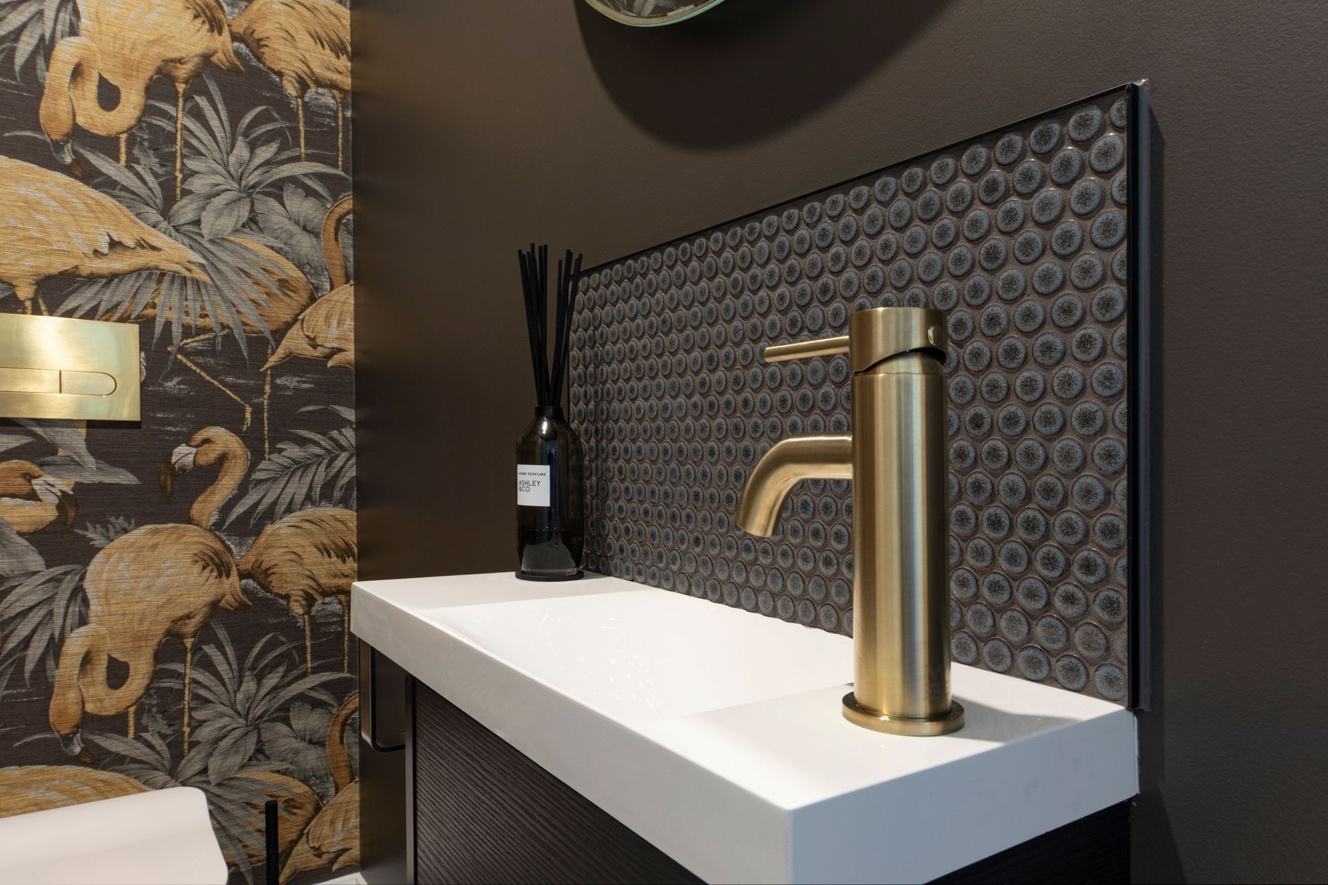 Warwick Ave : Bathroom and Toilet