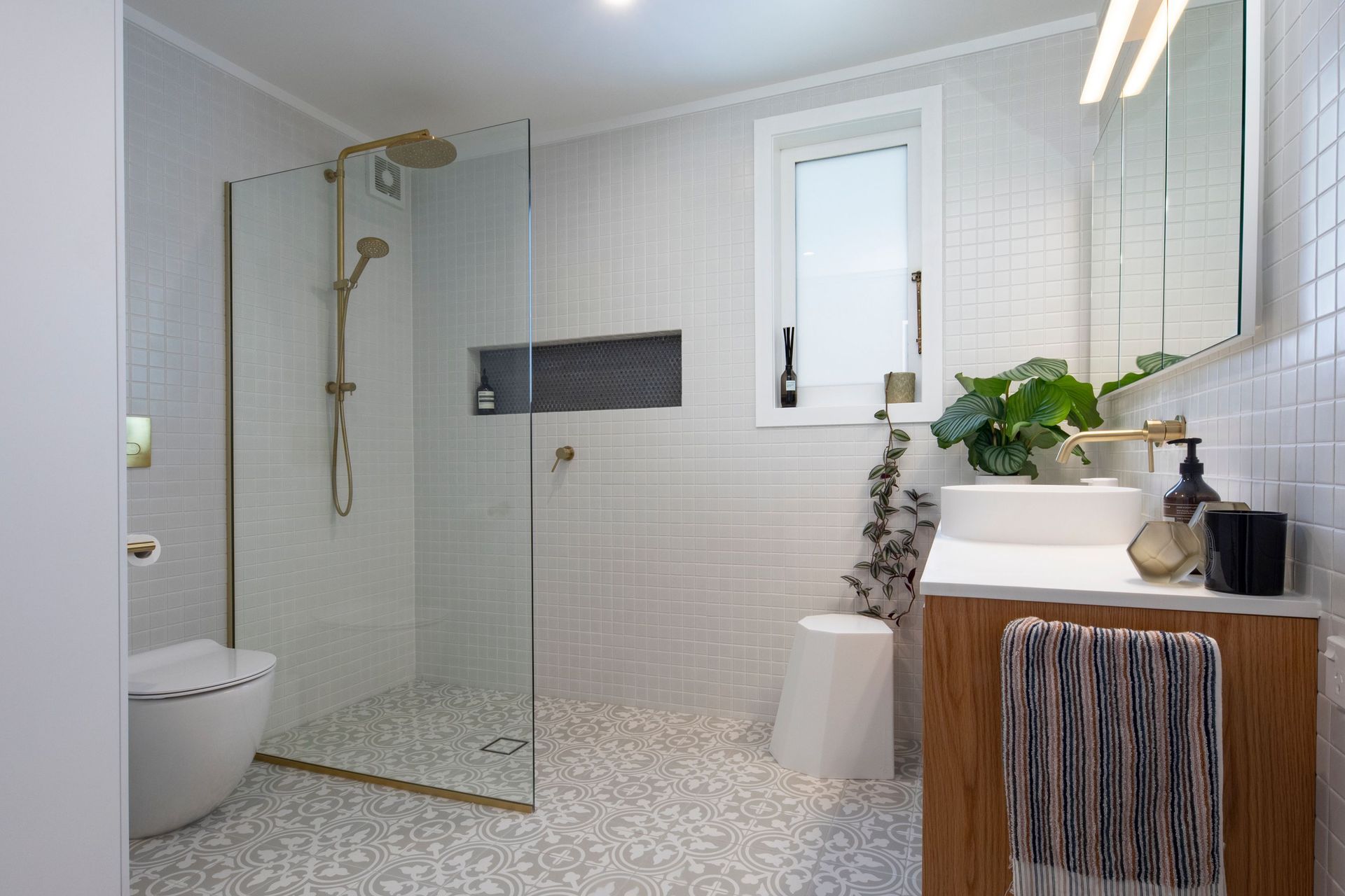 Warwick Ave : Bathroom and Toilet