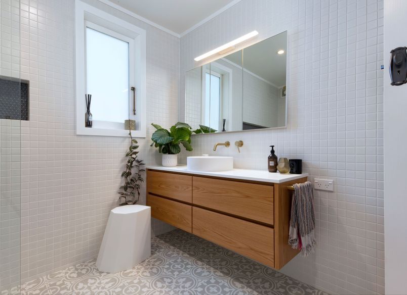 Warwick Ave : Main Bathroom and Toilet