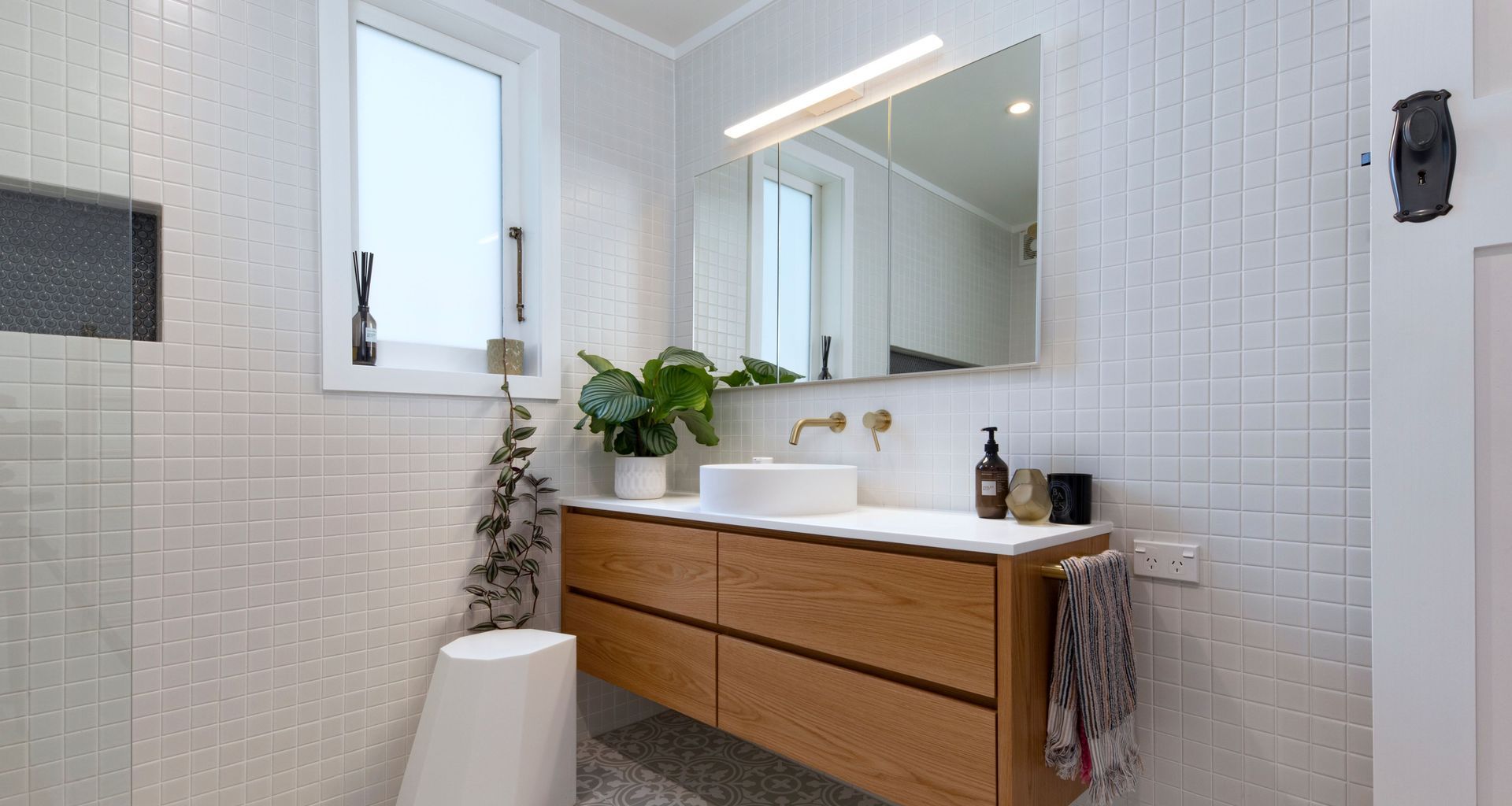 Warwick Ave : Bathroom and Toilet banner