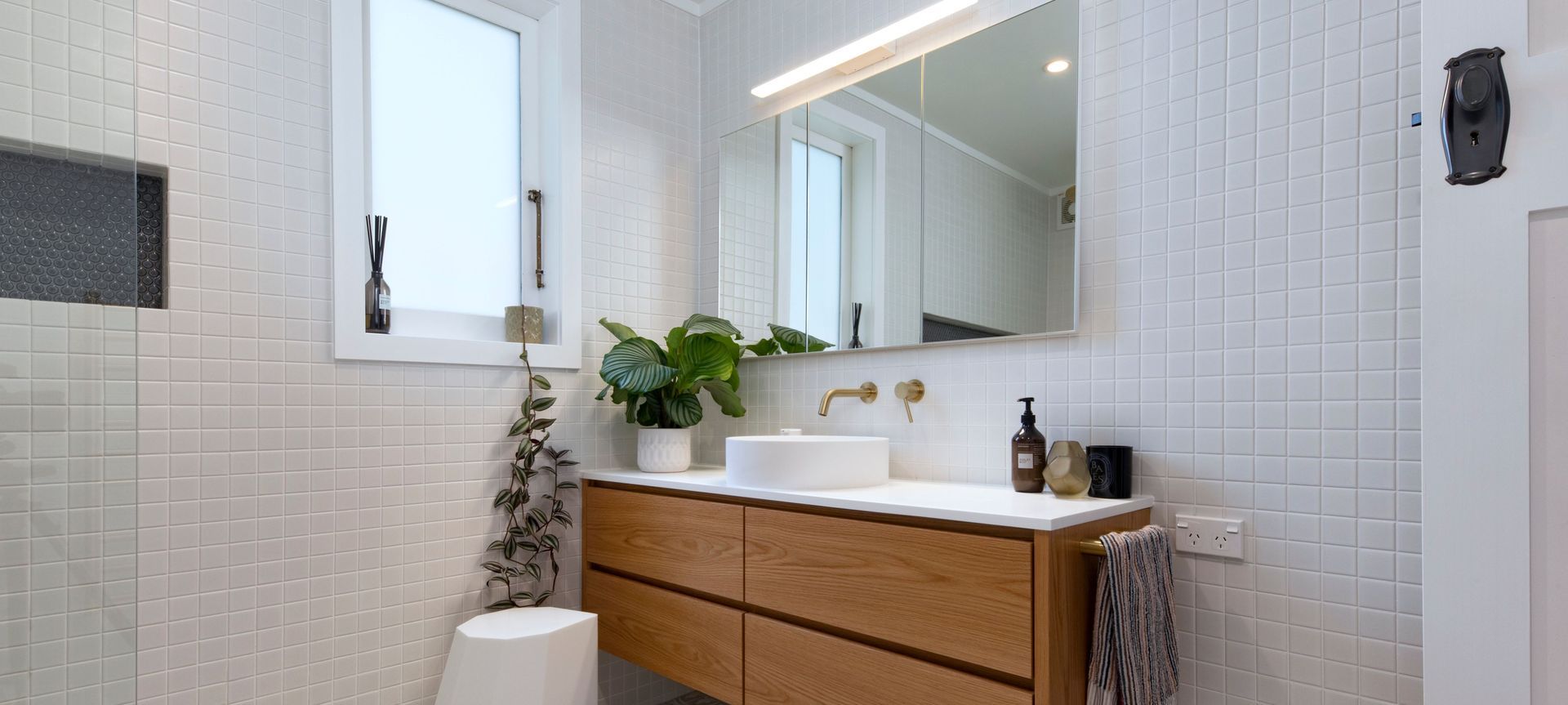 Warwick Ave : Bathroom and Toilet banner