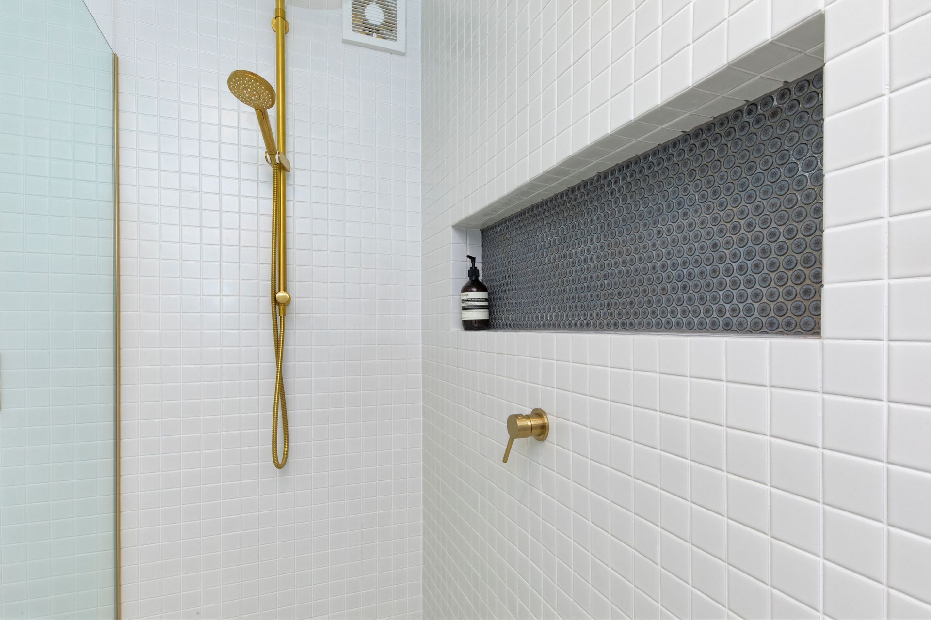 Warwick Ave : Bathroom and Toilet