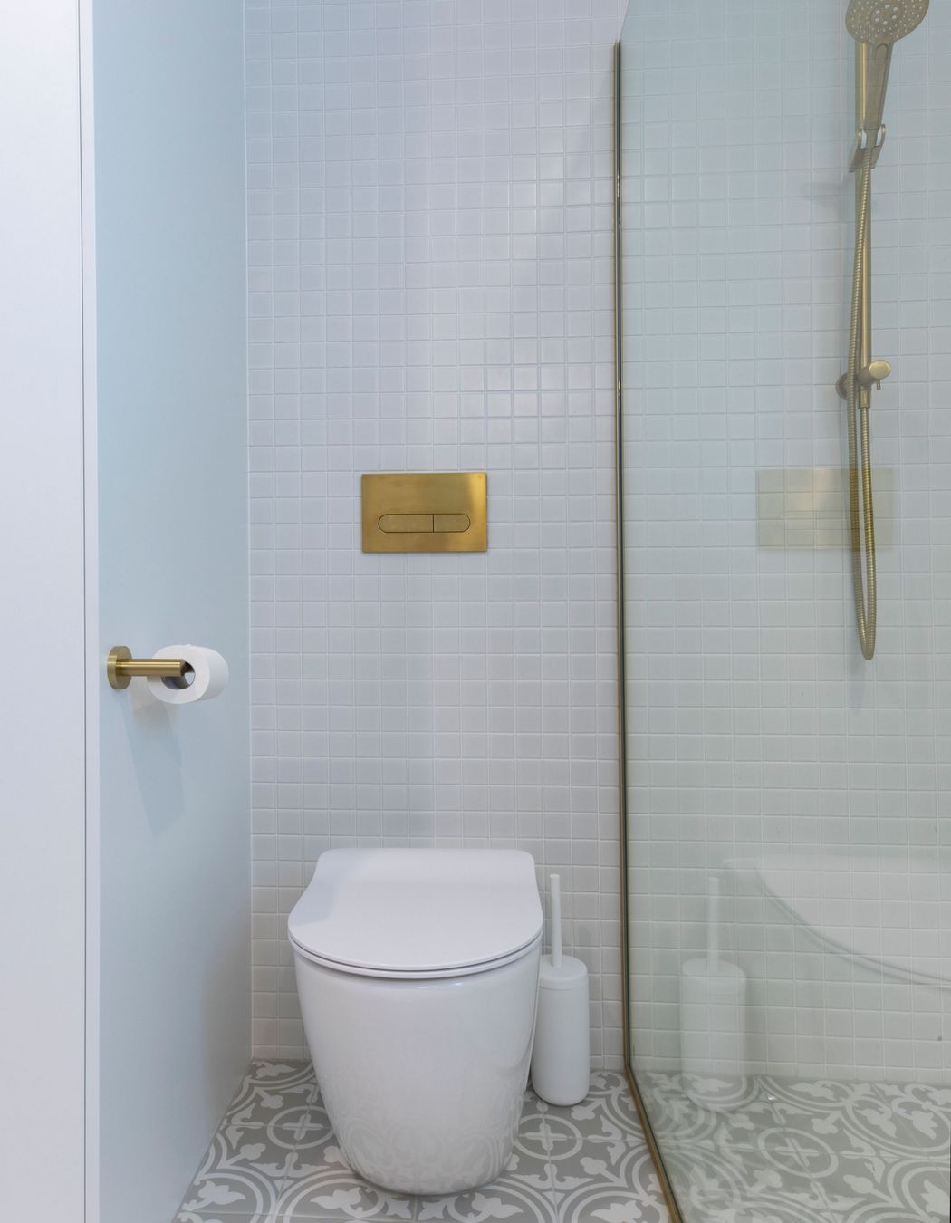 Warwick Ave : Main Bathroom and Toilet