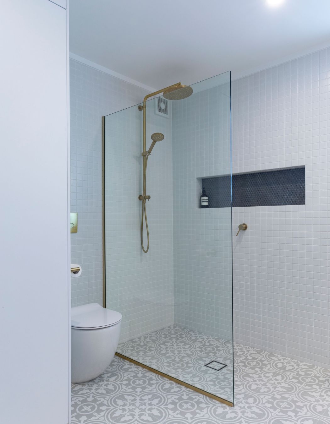 Warwick Ave : Bathroom and Toilet